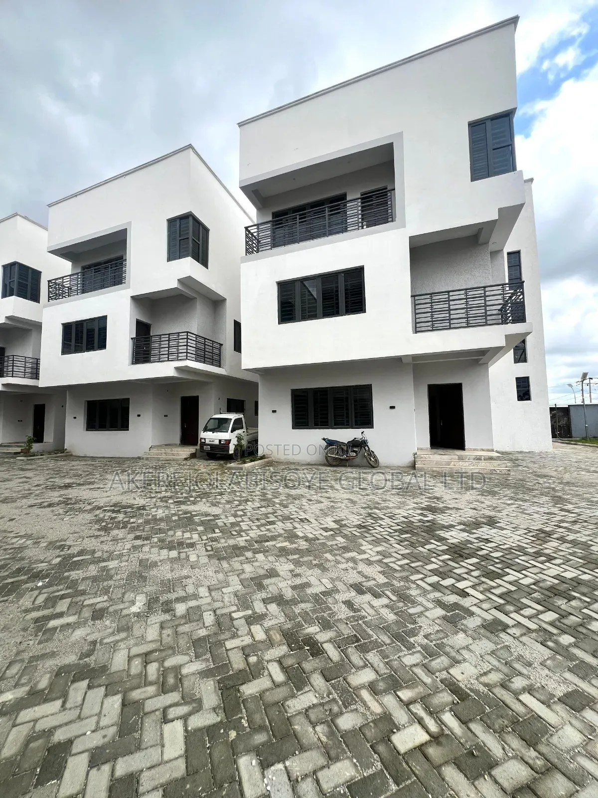 5bdrm Duplex in Close To Stella, Life Camp for sale in Life Camp