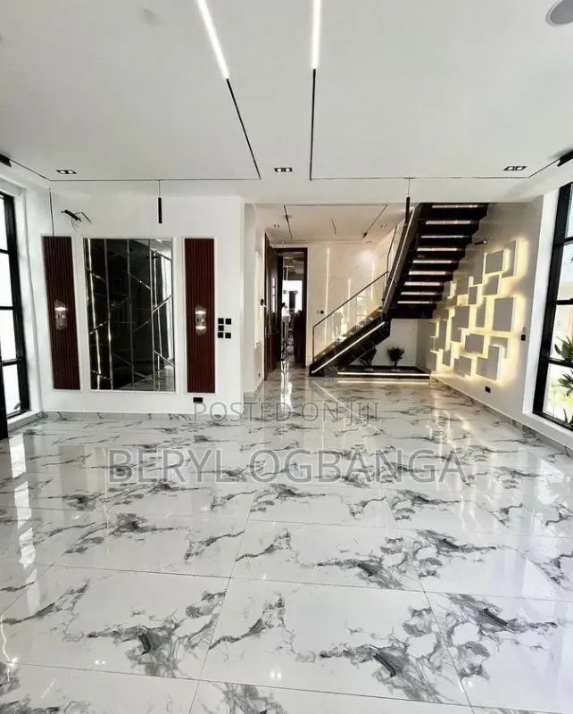 5bdrm Duplex in Chevron for rent in Chevron