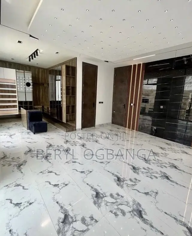 5bdrm Duplex in Chevron for rent in Chevron