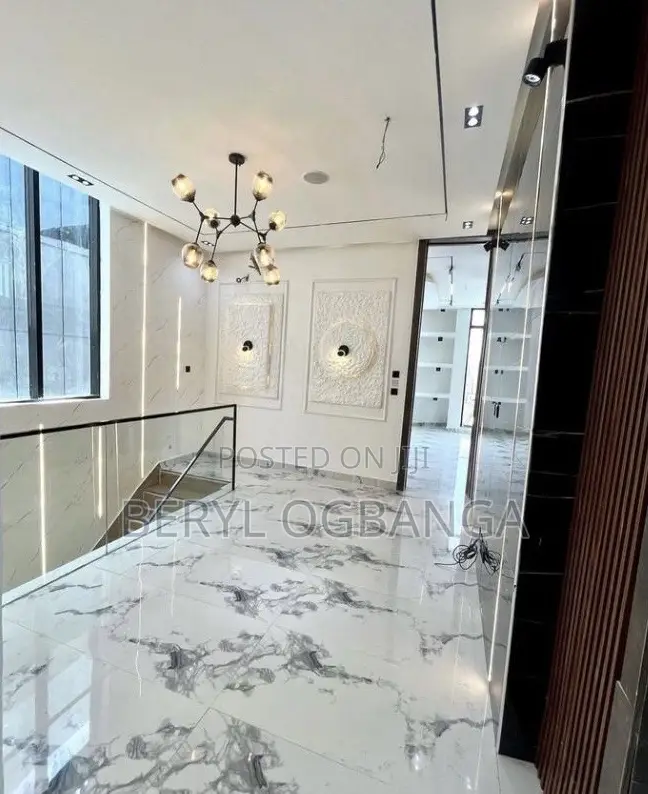 5bdrm Duplex in Chevron for rent in Chevron