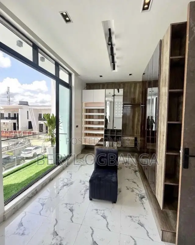5bdrm Duplex in Chevron for rent in Chevron