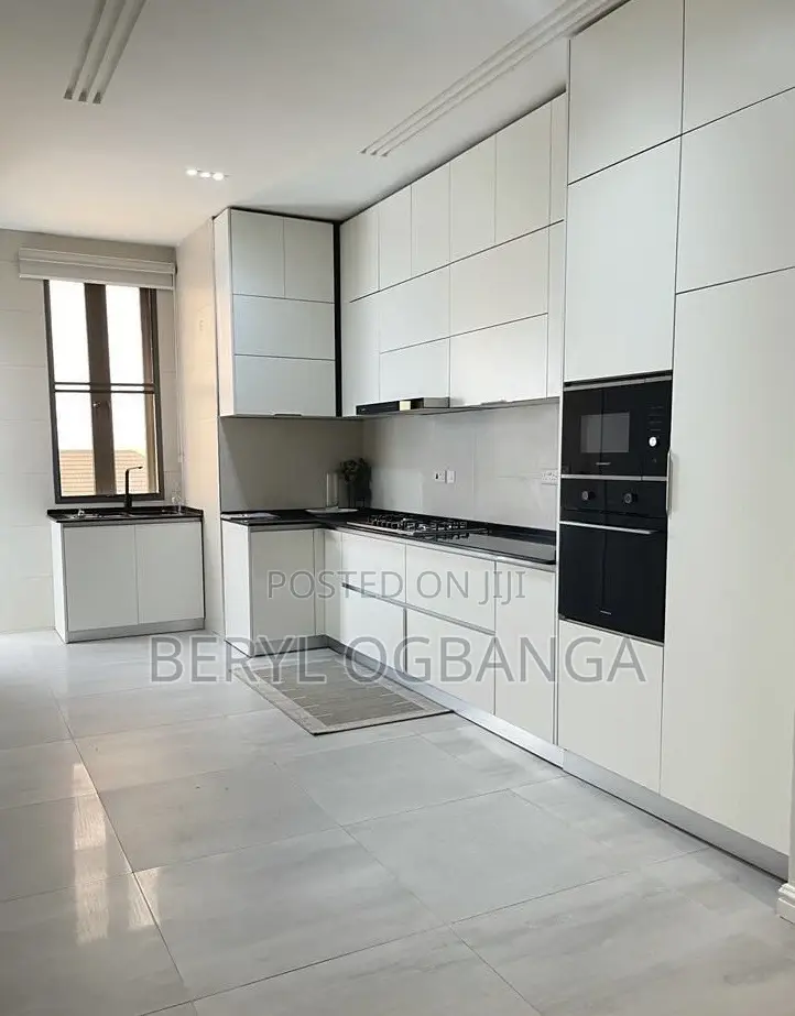 Luxury and Spacious 2bedroom With a Pool and Gym in Lagos Island / Lagos Island