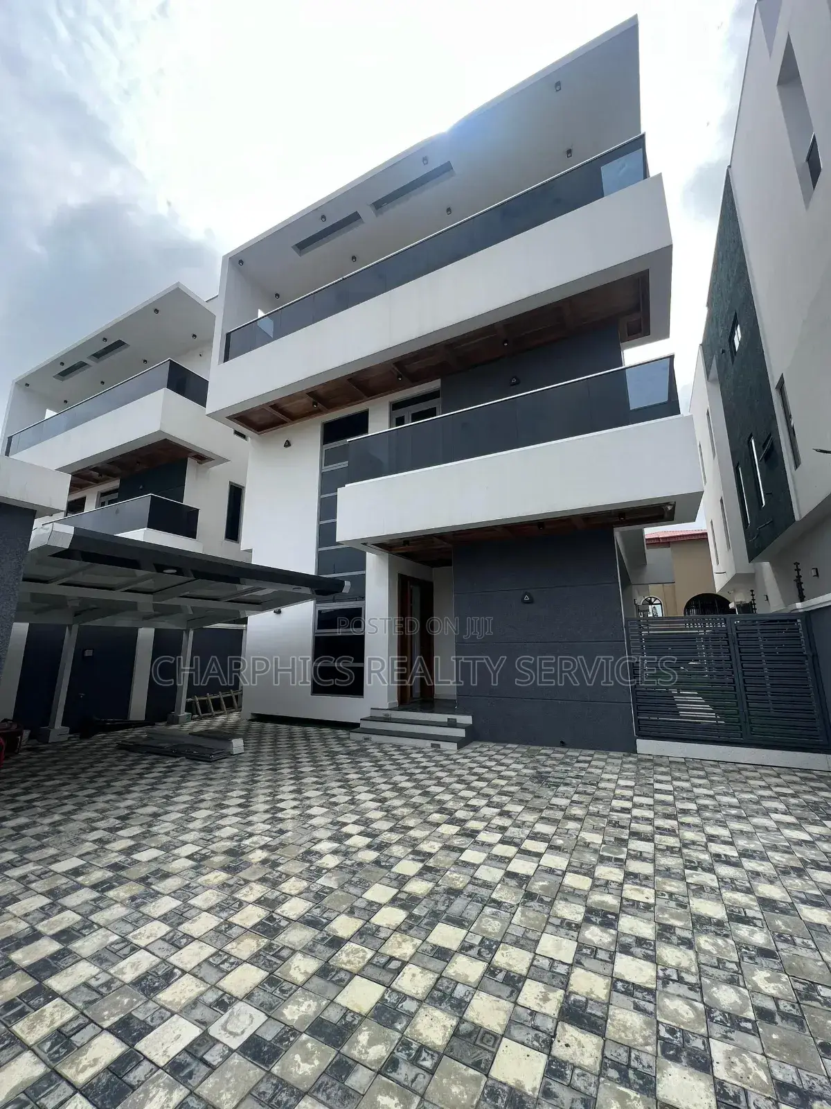 5bdrm Duplex in Lekki Phase 1 for sale in Lekki Phase 1