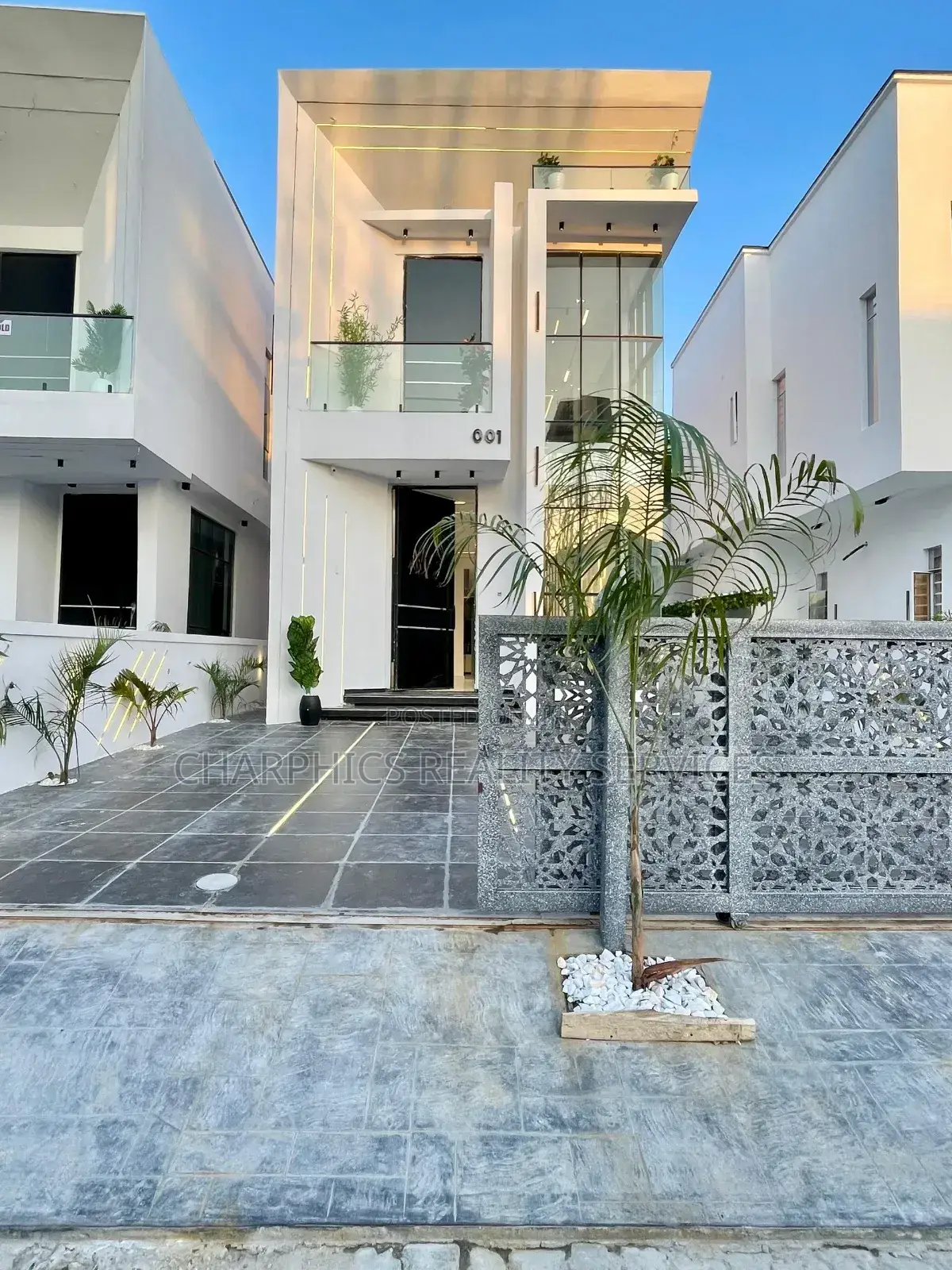 5bdrm Duplex in Chevron for sale in Chevron