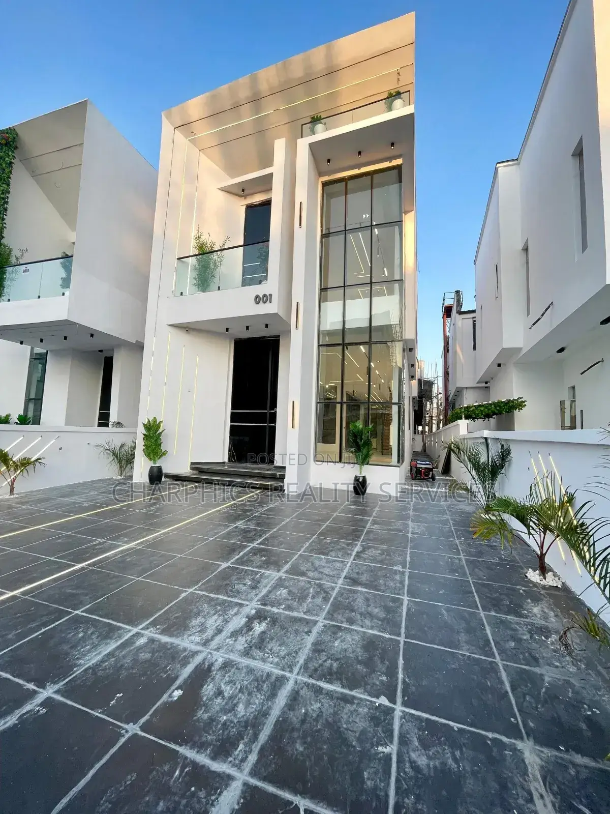 5bdrm Duplex in Chevron for sale in Chevron