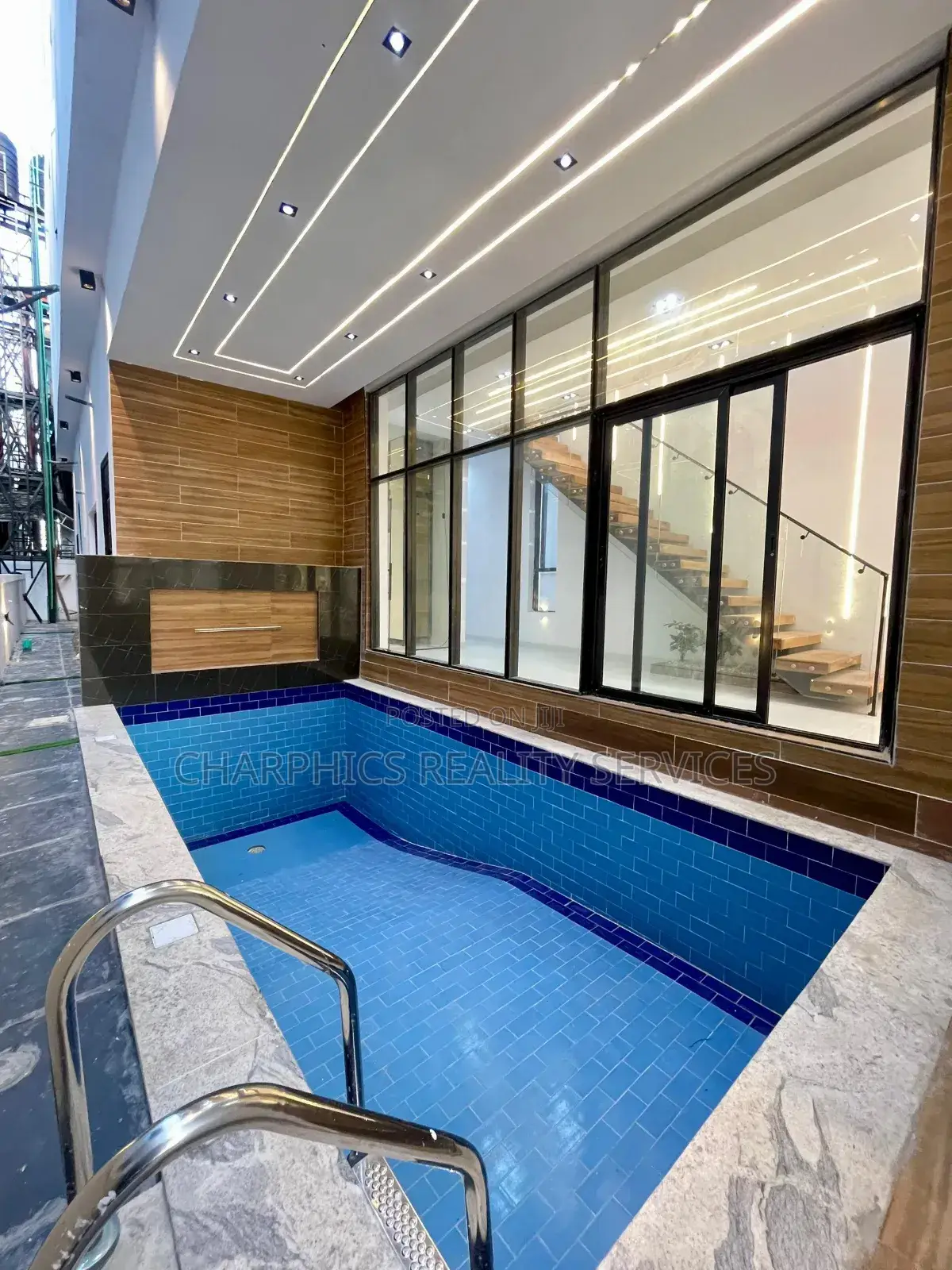 5bdrm Duplex in Chevron for sale in Chevron