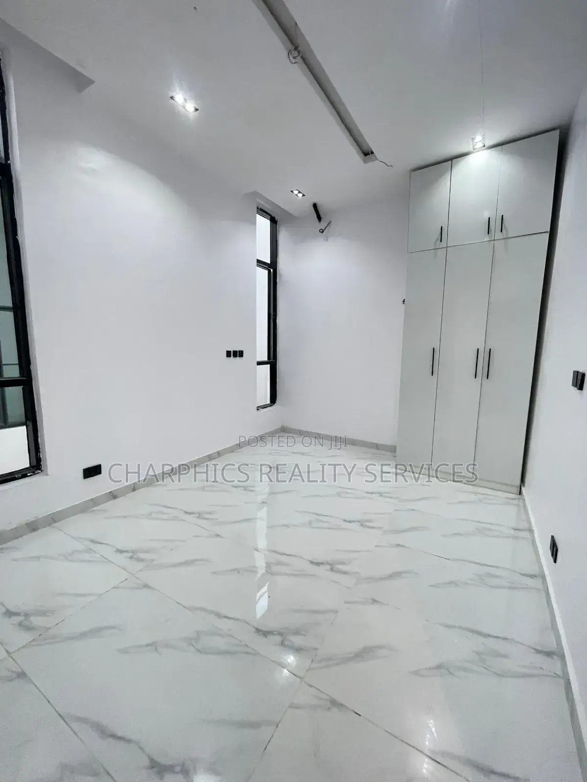 5bdrm Duplex in Chevron for sale in Chevron