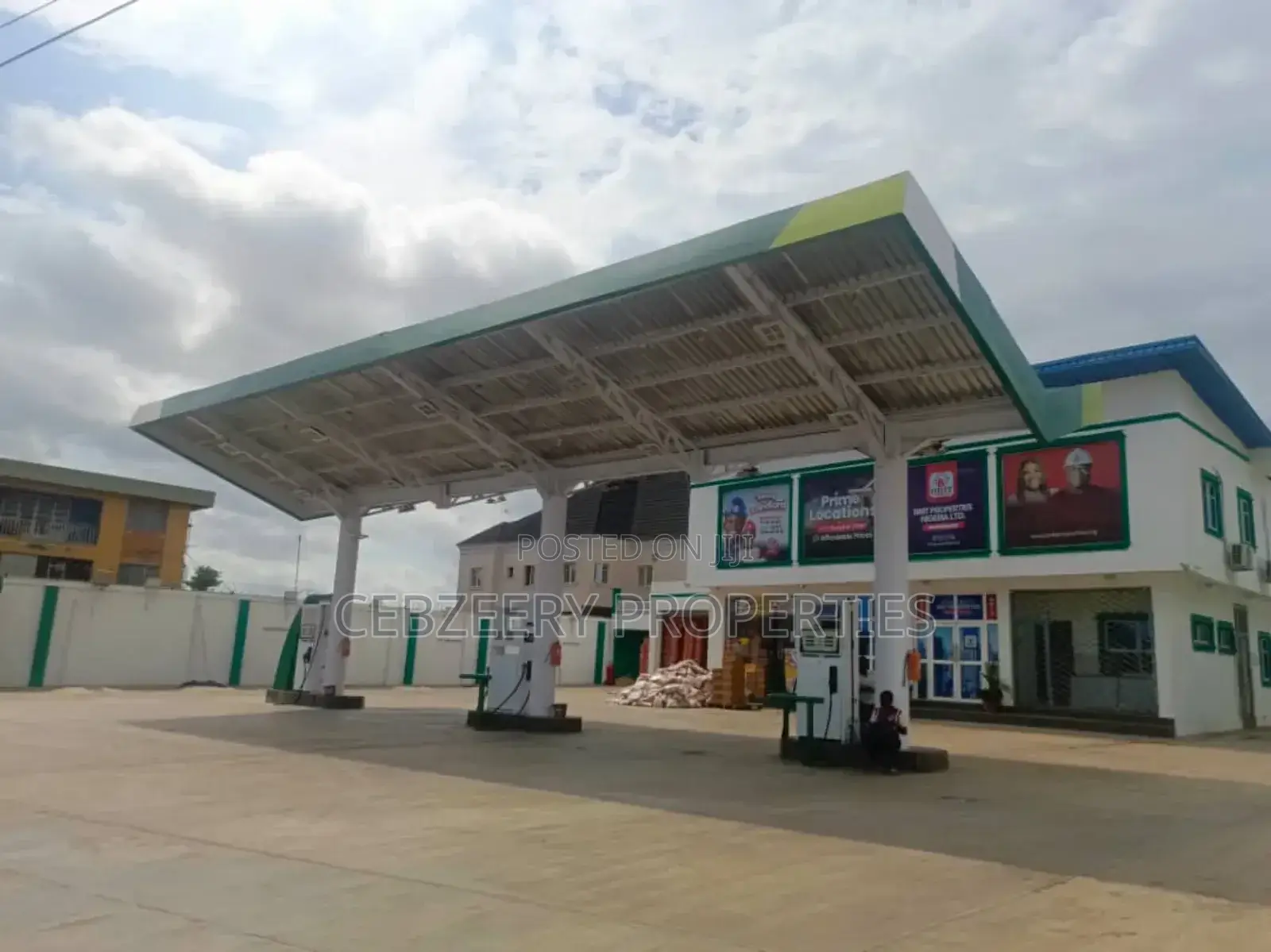 Filling Station in Egbeda / Egbeda