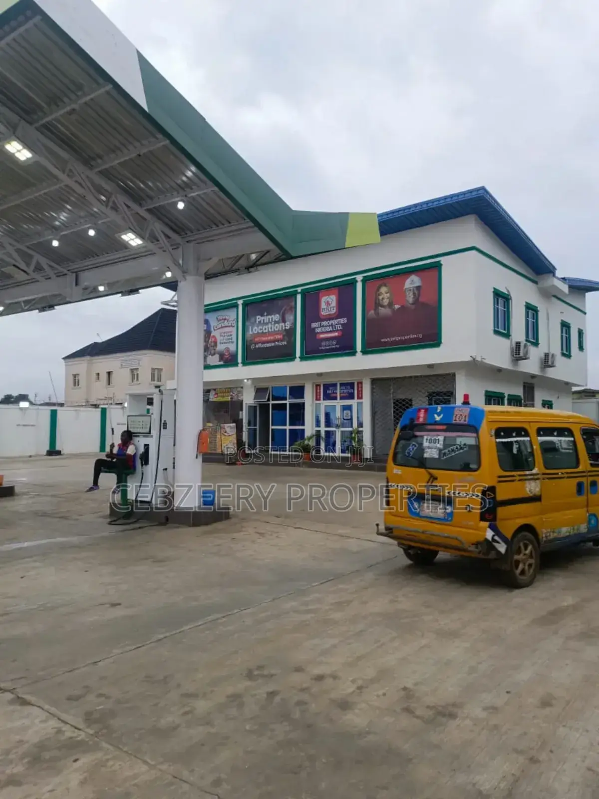 Filling Station in Egbeda / Egbeda