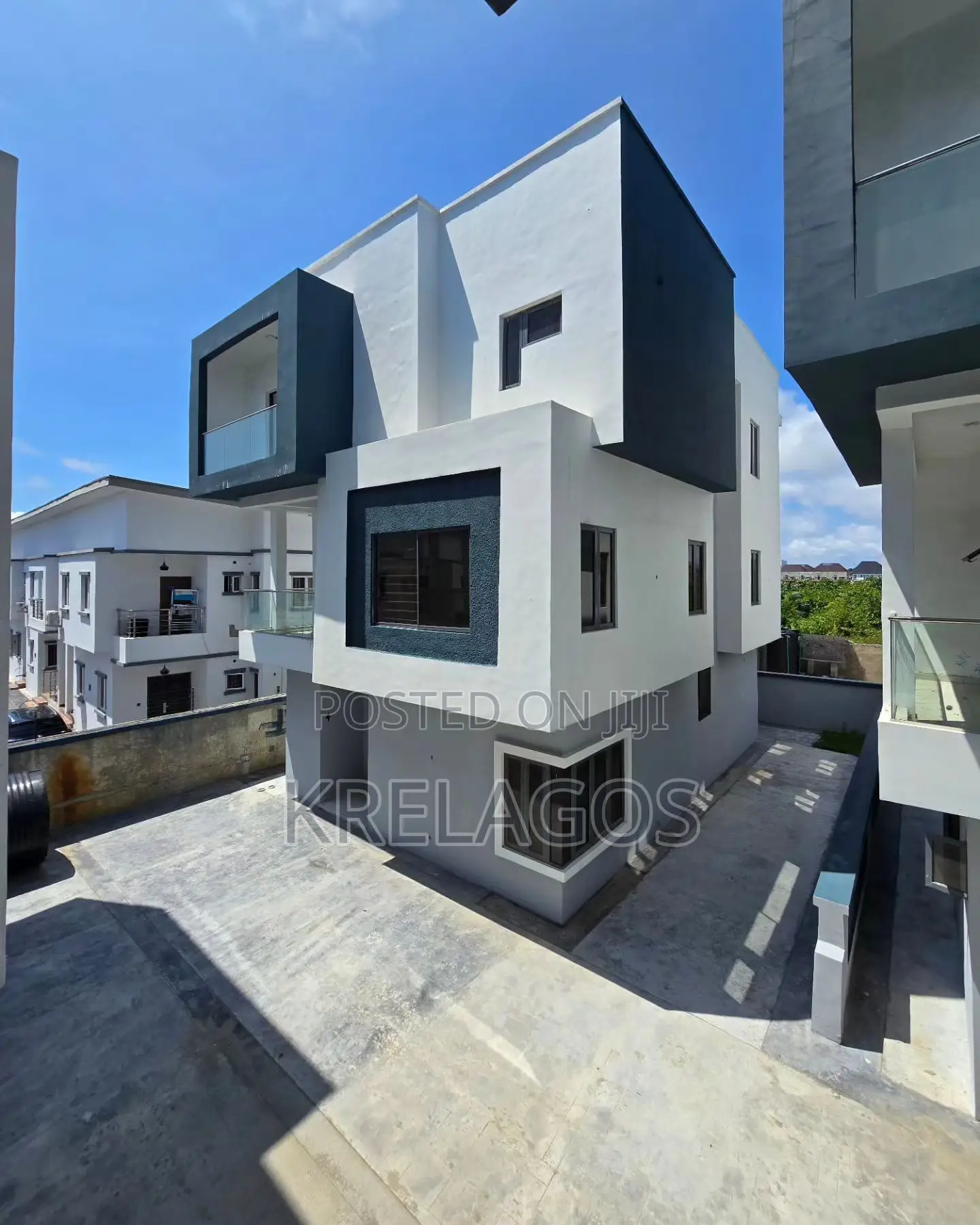 5bdrm Duplex in Chevron for sale in Chevron