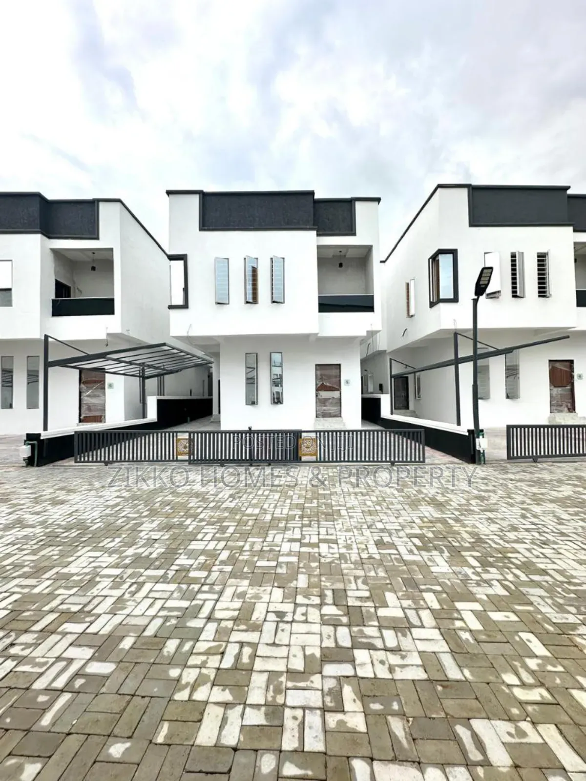 4bdrm Duplex in Ikota for sale in Ikota