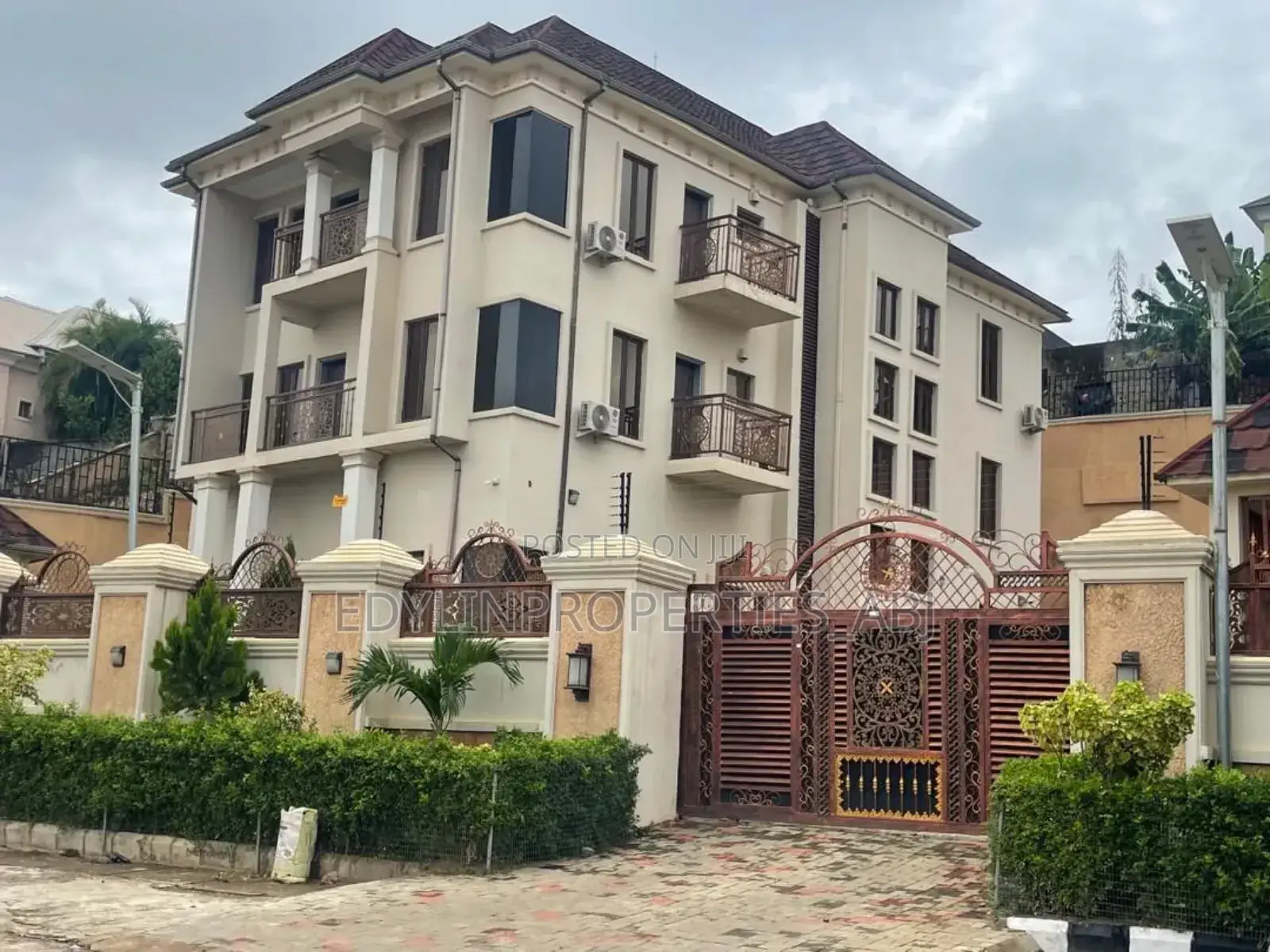 Furnished 9bdrm Apartment in Zone B for sale in Zone B