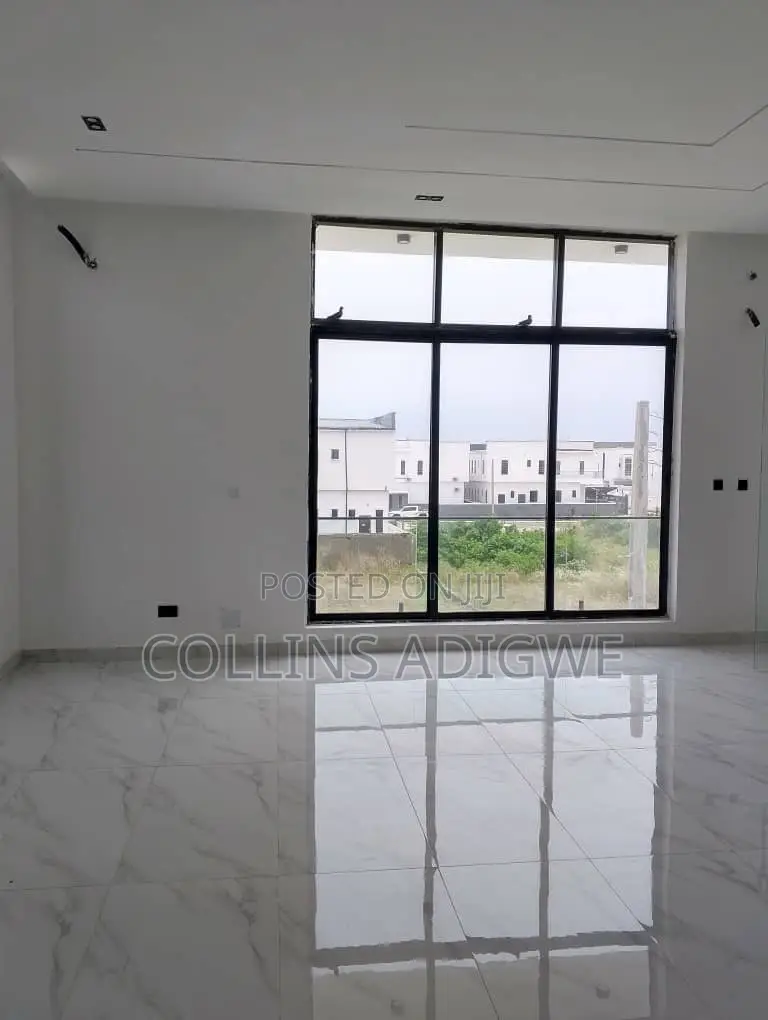 5bdrm Duplex in Orchid Road, Chevron for sale in Chevron