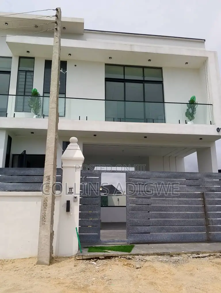 5bdrm Duplex in Orchid Road, Chevron for sale in Chevron