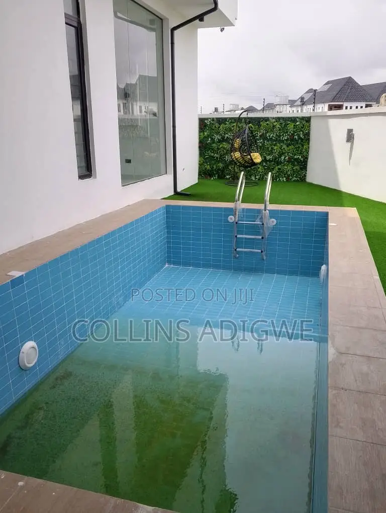 5bdrm Duplex in Orchid Road, Chevron for sale in Chevron
