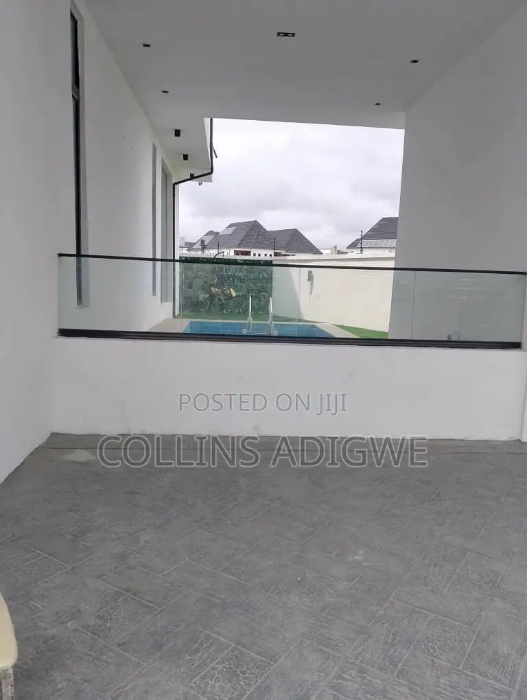 5bdrm Duplex in Orchid Road, Chevron for sale in Chevron