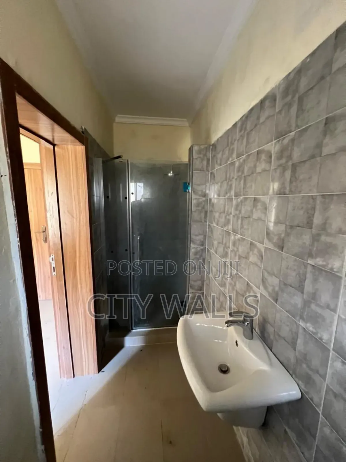 Mini Flat in Chevron for rent in Chevron