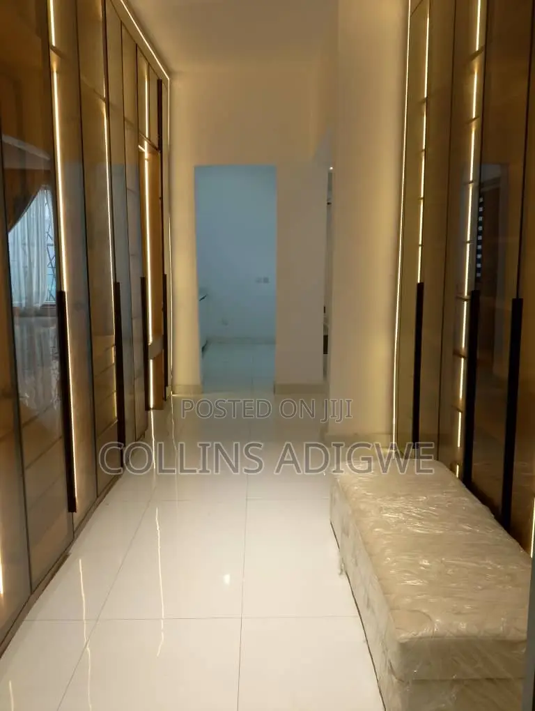 5bdrm Duplex in Orchid Road Chevron for sale in Chevron