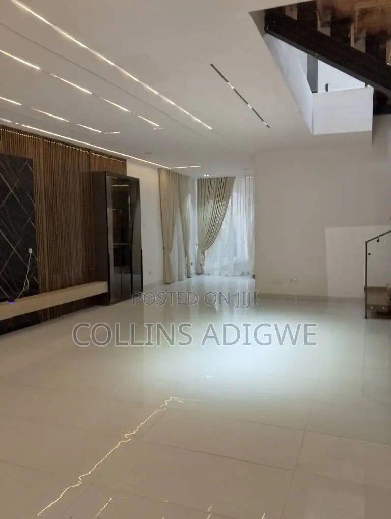 5bdrm Duplex in Orchid Road Chevron for sale in Chevron