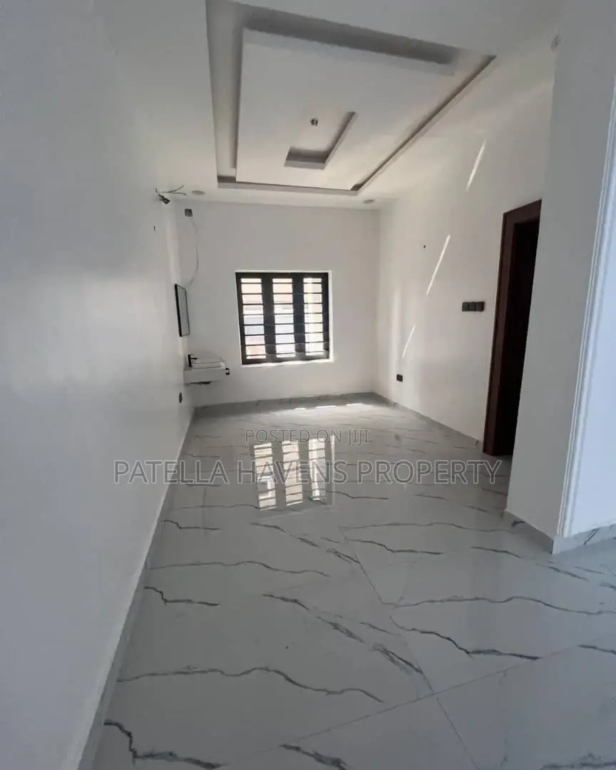 5bdrm Duplex in Lugbe District for sale in Lugbe District