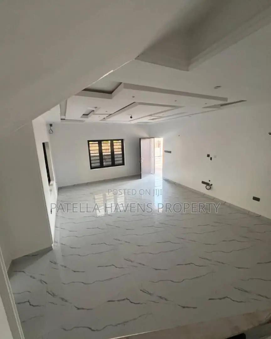 5bdrm Duplex in Lugbe District for sale in Lugbe District