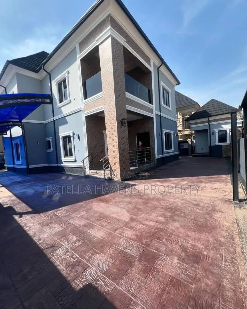 5bdrm Duplex in Lugbe District for sale in Lugbe District