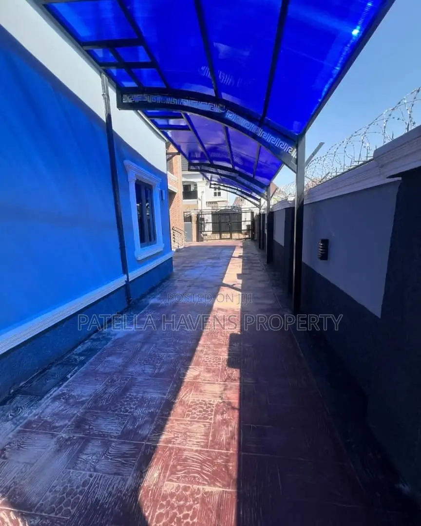 5bdrm Duplex in Lugbe District for sale in Lugbe District