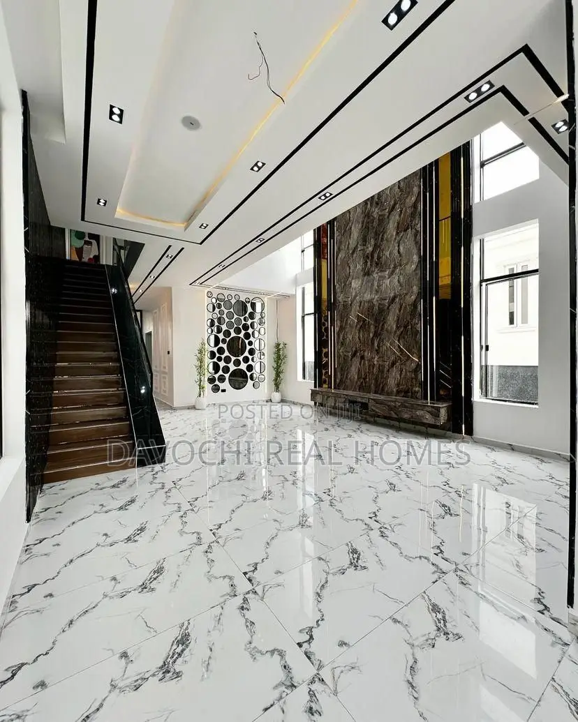 Furnished 5bdrm House in Chevron for sale in Chevron
