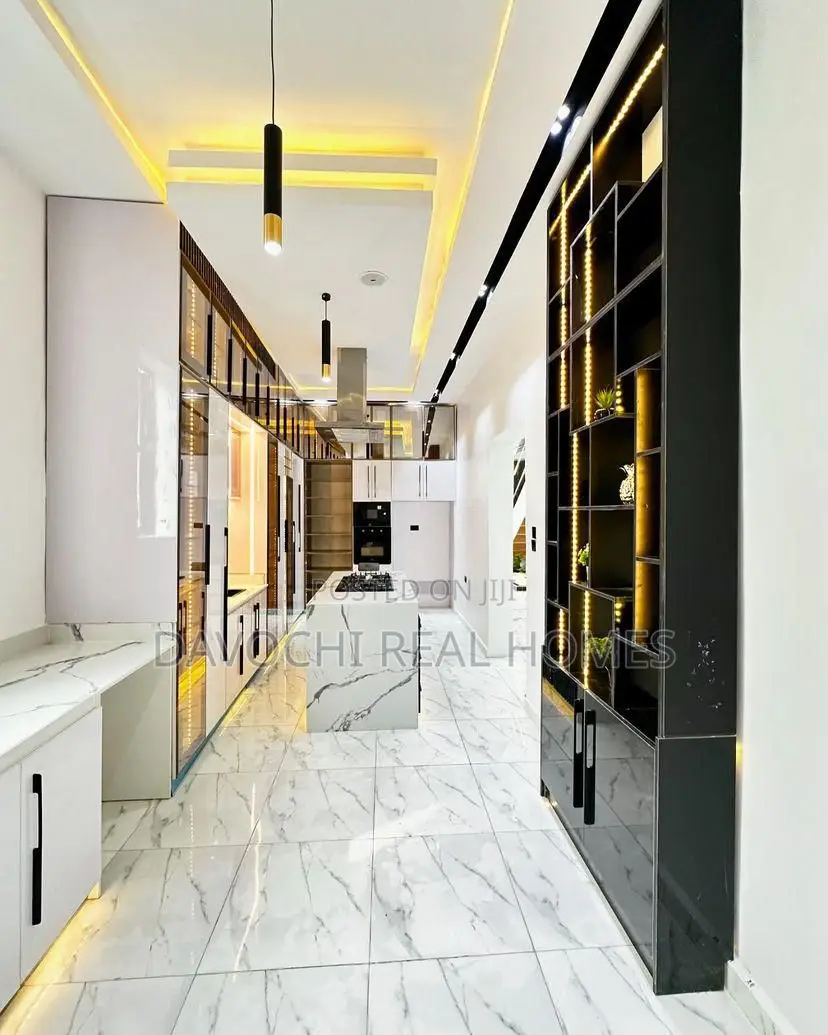 Furnished 5bdrm House in Chevron for sale in Chevron