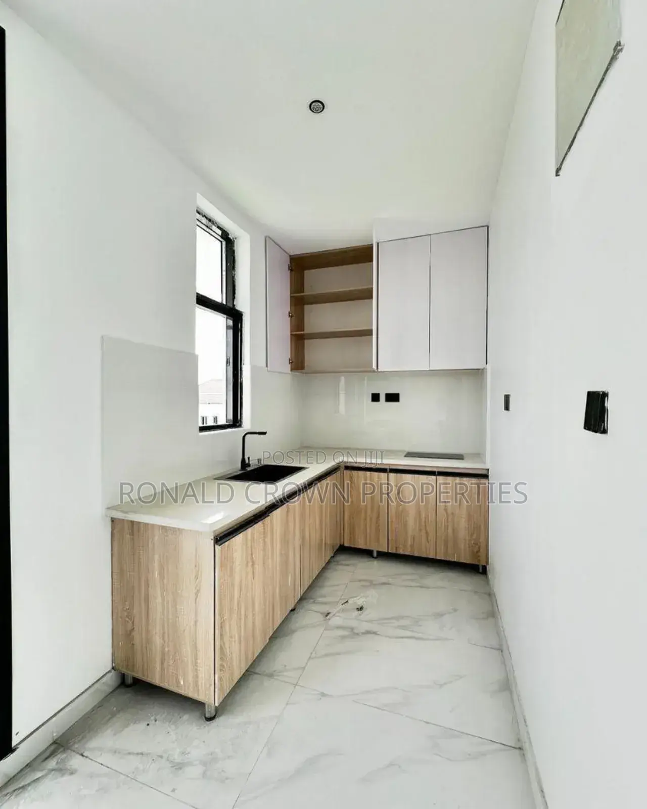 5bdrm Duplex in Chevron for sale in Chevron
