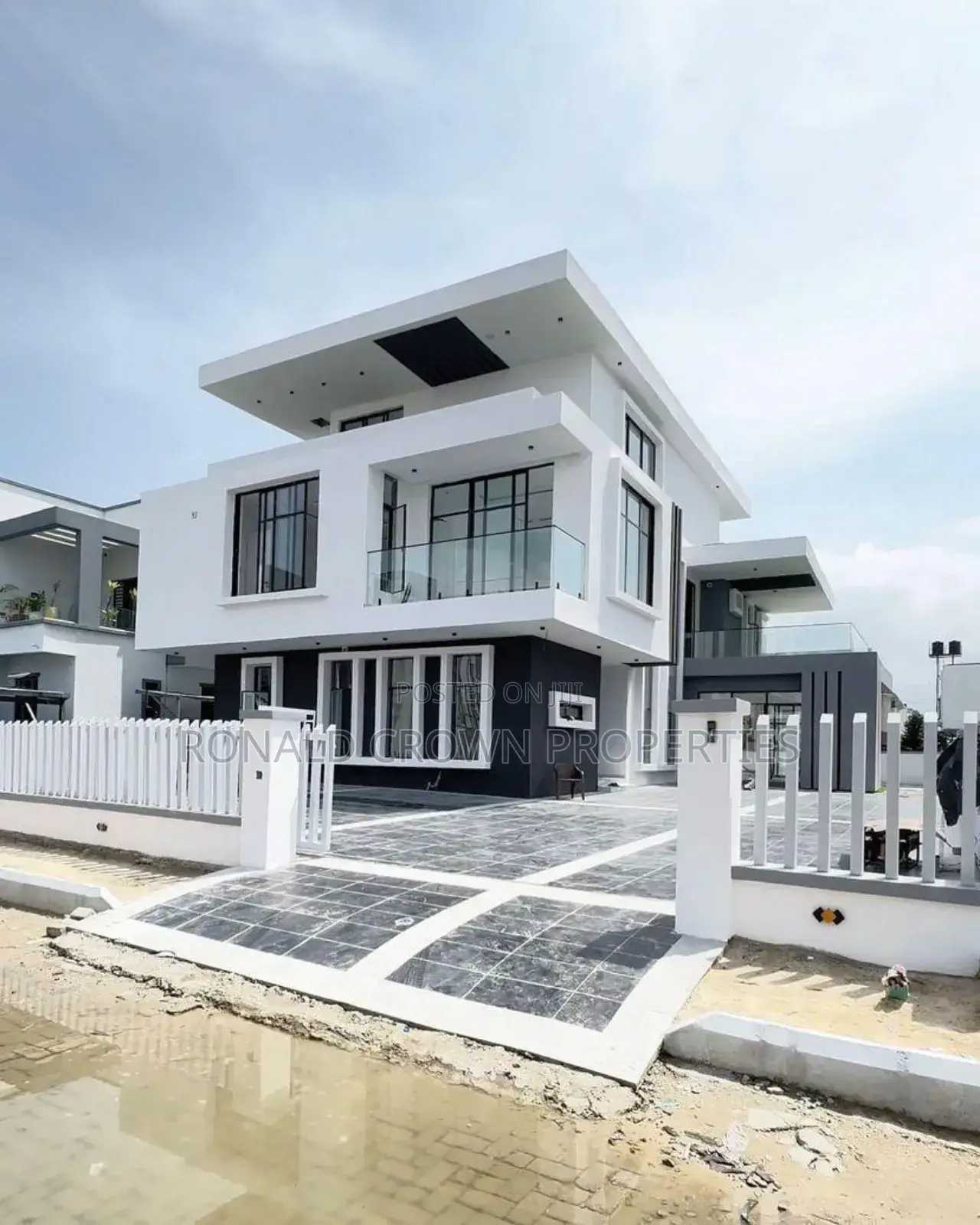 5bdrm Duplex in Chevron for sale in Chevron