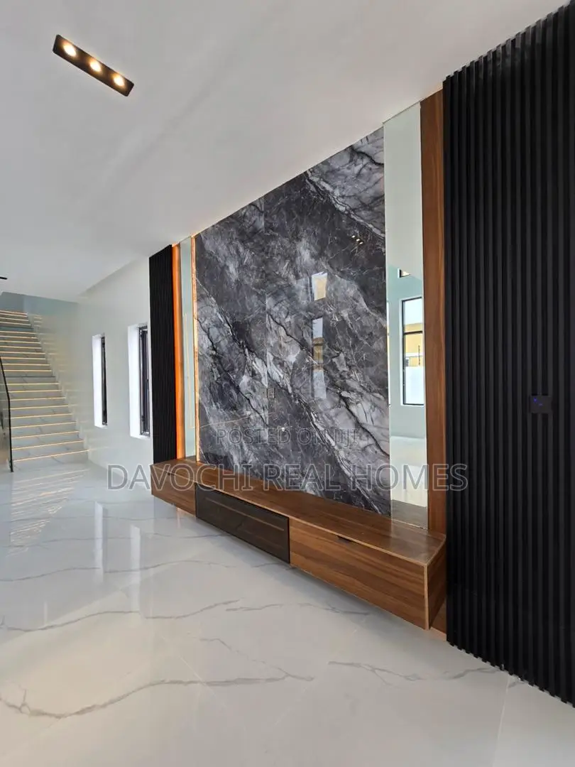 Furnished 5bdrm House in Chevron for sale in Chevron