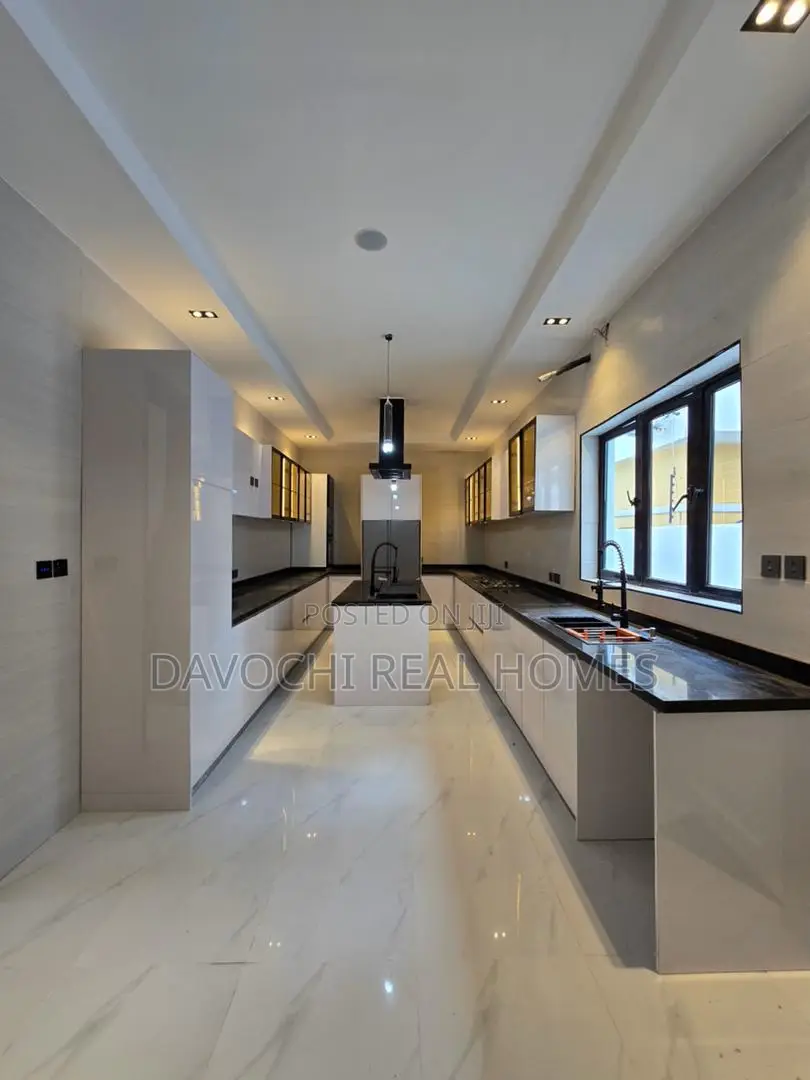 Furnished 5bdrm House in Chevron for sale in Chevron