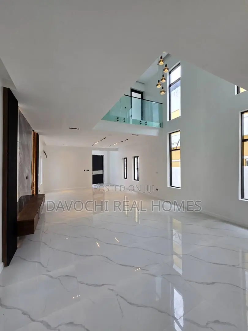 Furnished 5bdrm House in Chevron for sale in Chevron