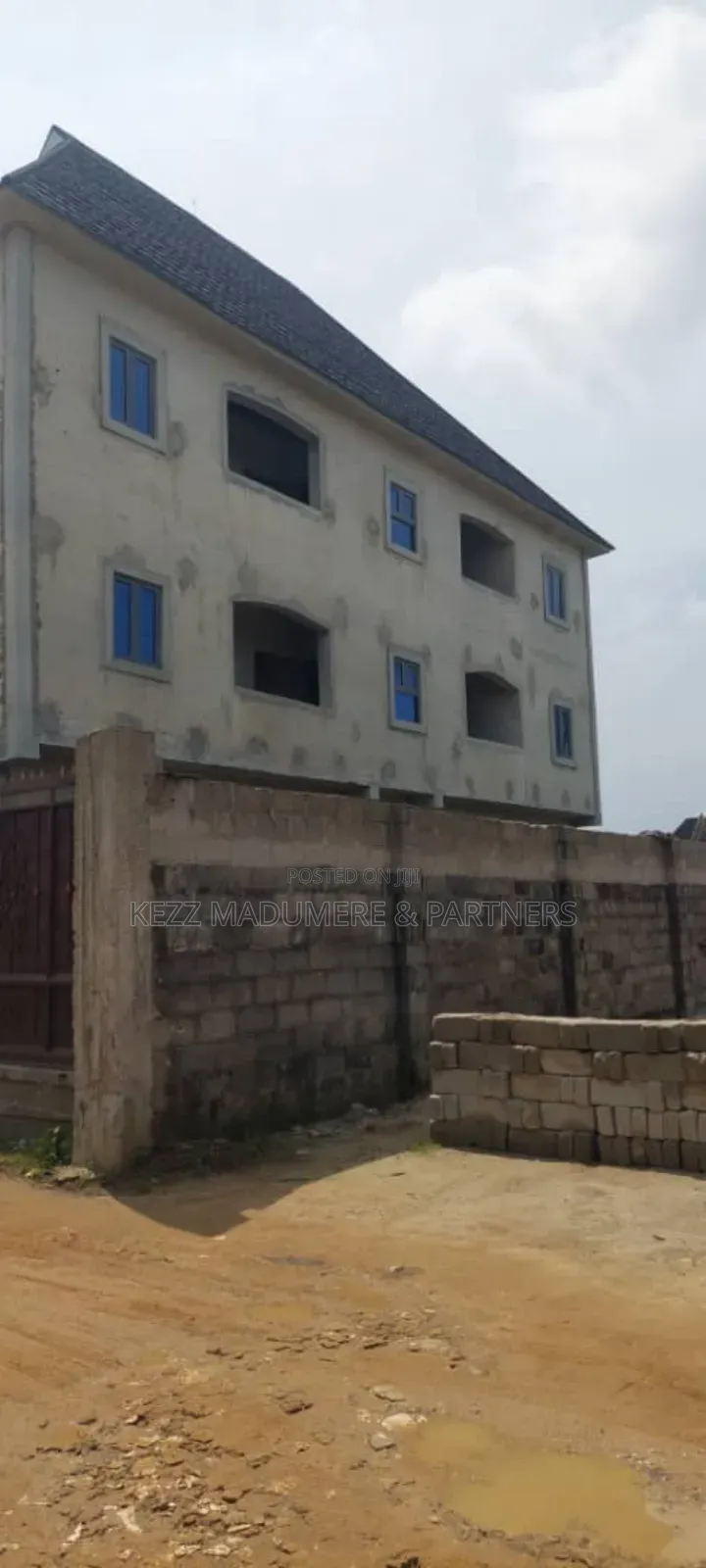 6bdrm Block of Flats in Off Sars Road,, Rumuahalu for sale in Rumuahalu