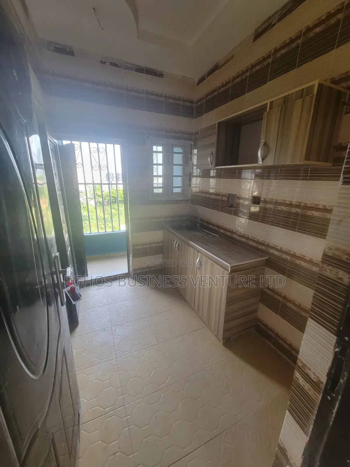 1bdrm Block of Flats in 2 Sisters Agbor Road for sale in Benin City