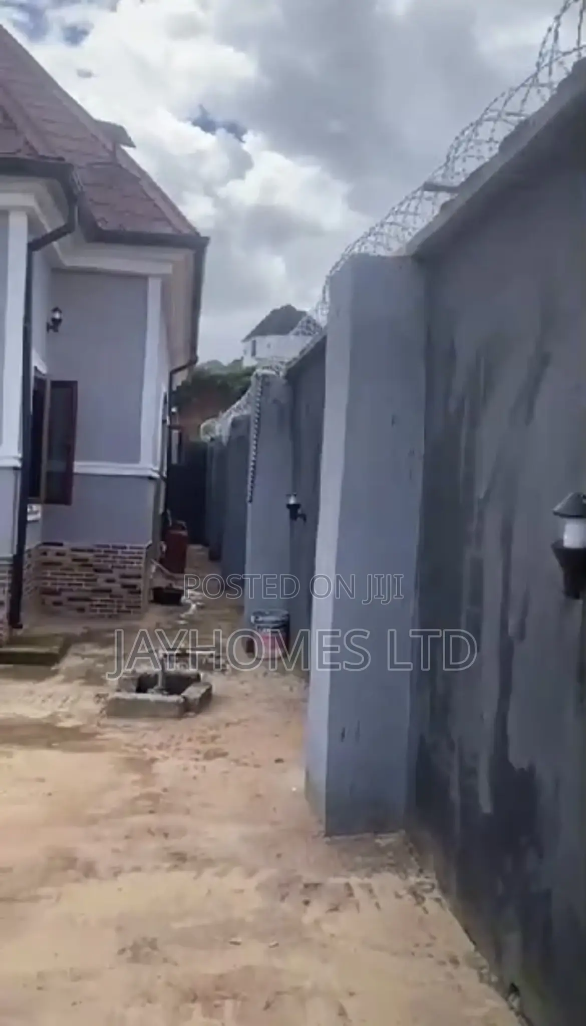 3bdrm Bungalow in Back Of Midwifery, Oshimili South for sale in Oshimili South