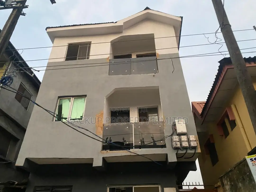 Studio Apartment in Adekunle for sale in Adekunle