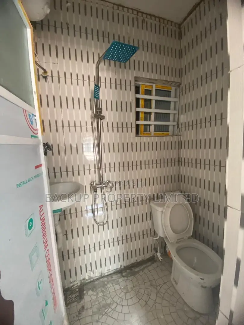 Studio Apartment in Adekunle for sale in Adekunle