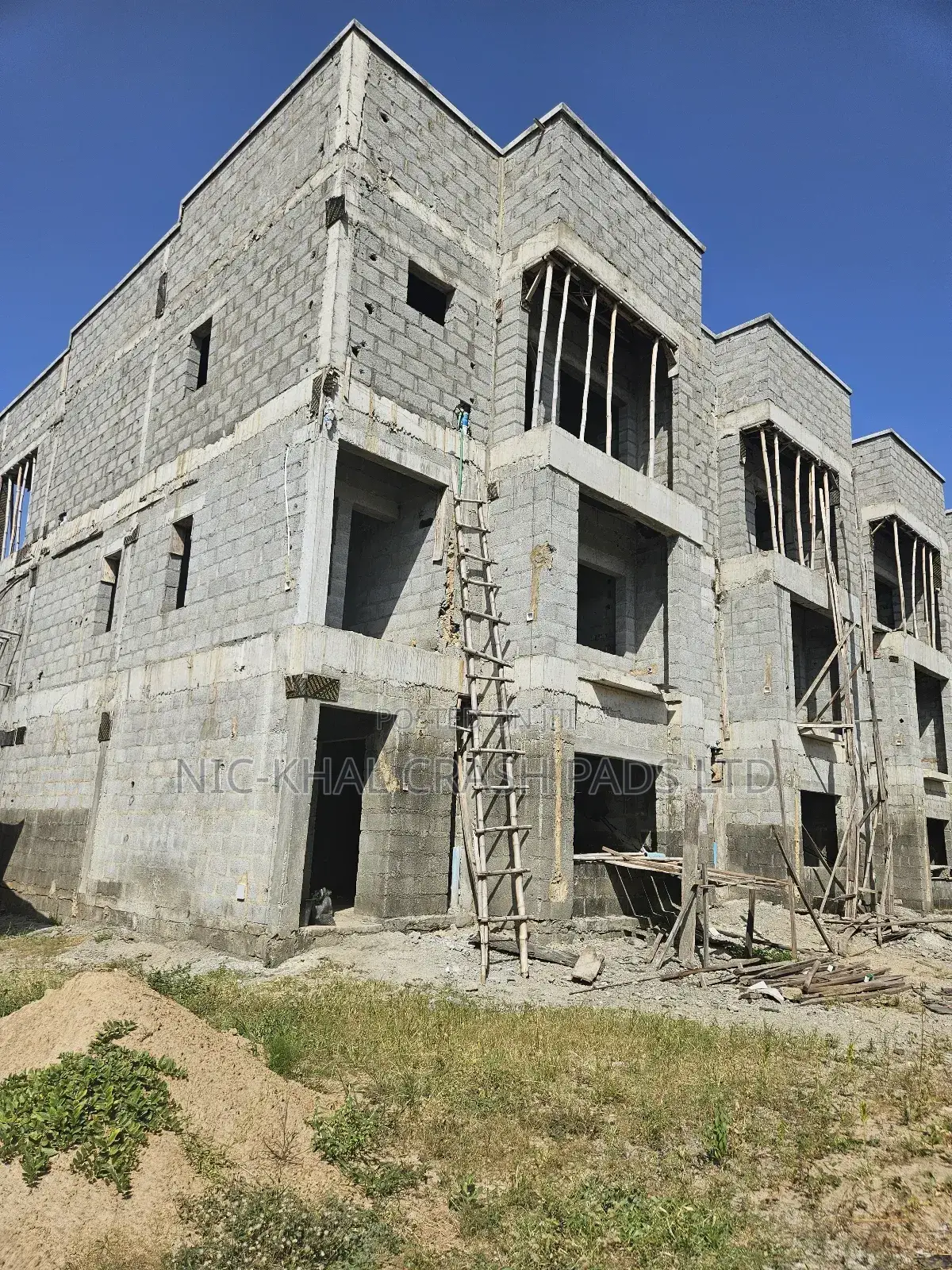 4bdrm Duplex in Apo Legislative Qtrs for sale in Apo District