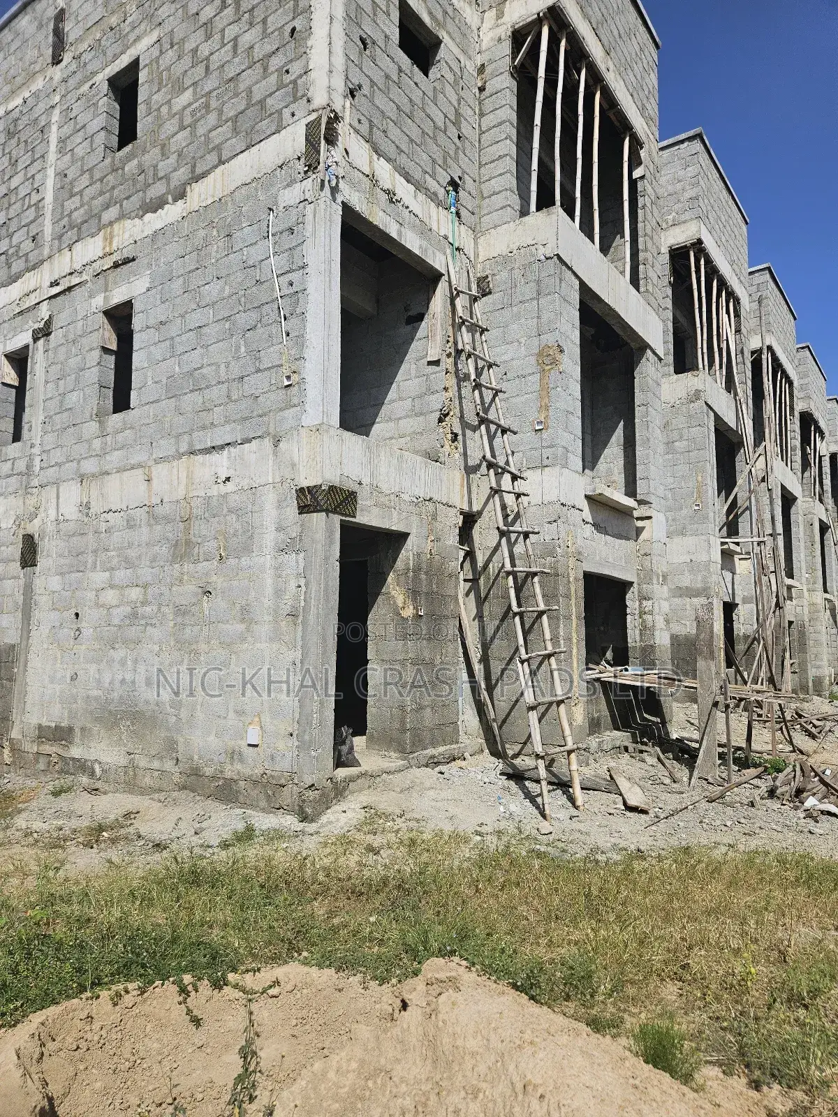 4bdrm Duplex in Apo Legislative Qtrs for sale in Apo District