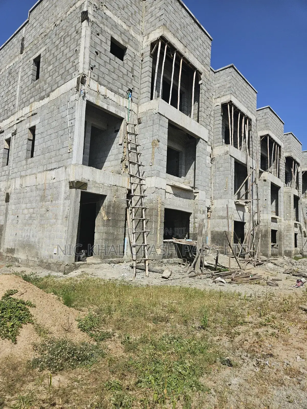 4bdrm Duplex in Apo Legislative Qtrs for sale in Apo District