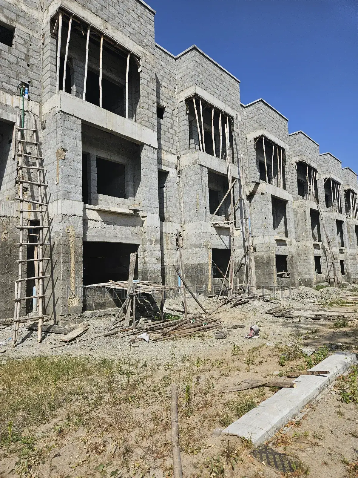 4bdrm Duplex in Apo Legislative Qtrs for sale in Apo District