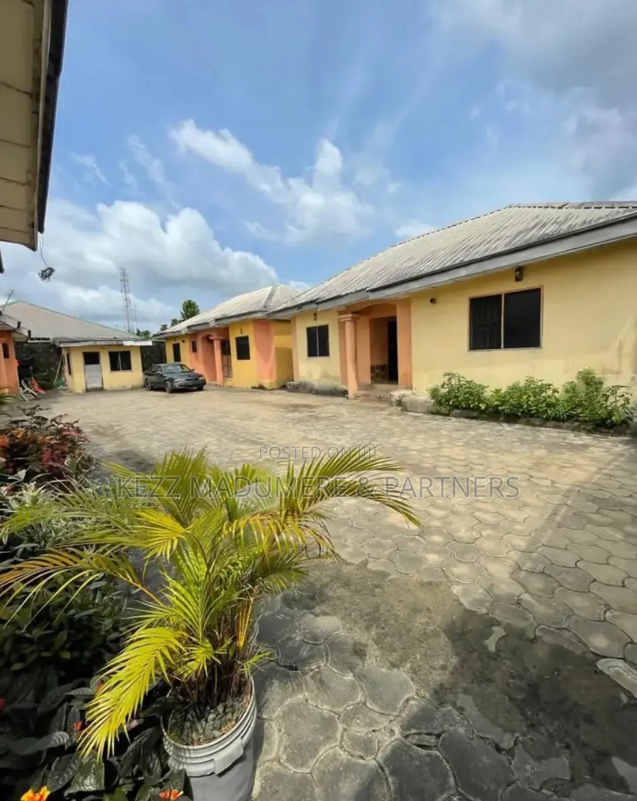 2bdrm Block of Flats in Rumuahulu , Port for sale in Port-Harcourt