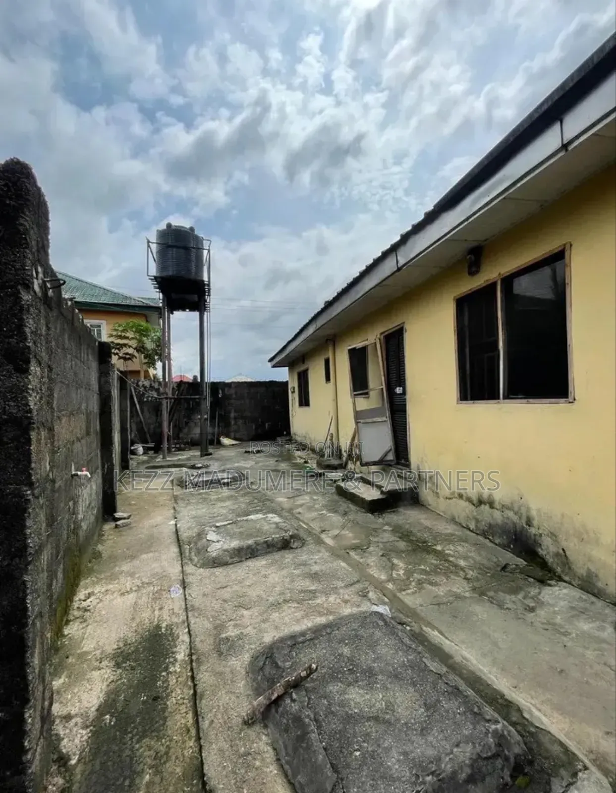 2bdrm Block of Flats in Rumuahulu , Port for sale in Port-Harcourt