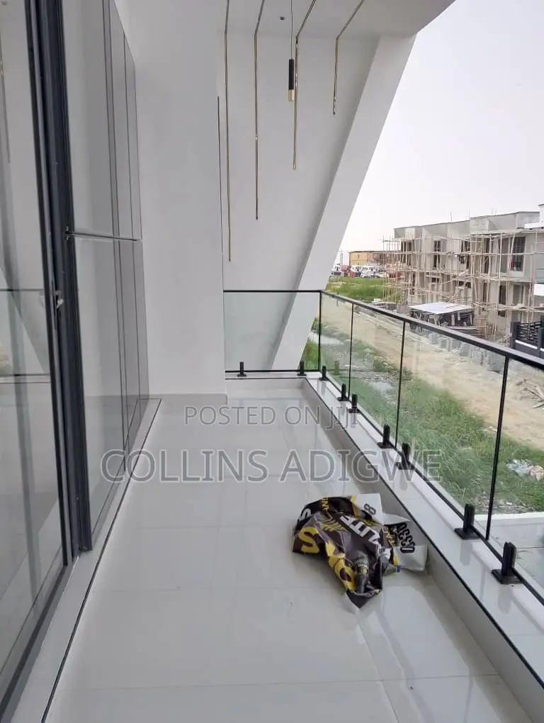 5bdrm Duplex in Flood Free Estate for sale in Ajah