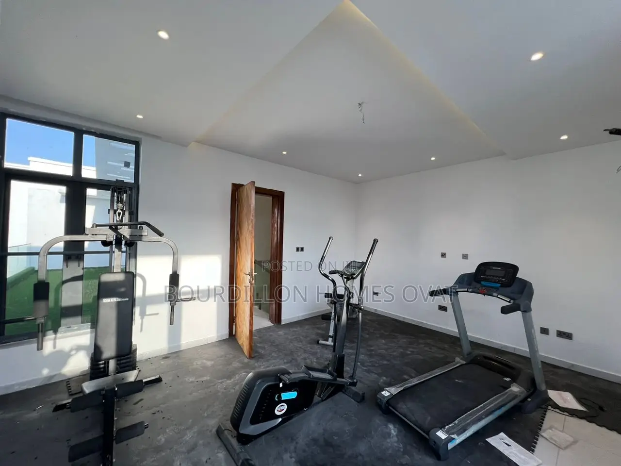 5bdrm Duplex in Jakande for sale in Jakande