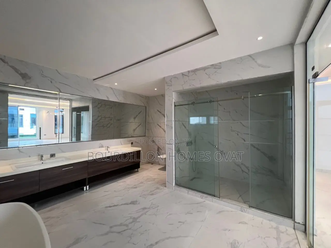 5bdrm Duplex in Jakande for sale in Jakande