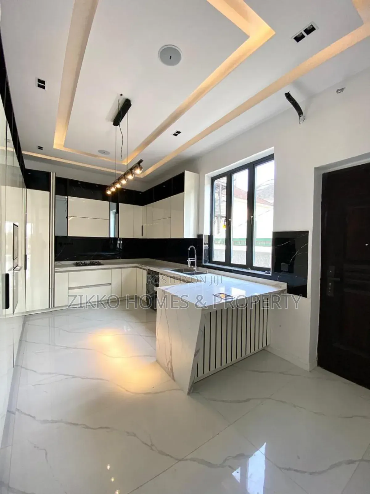 5bdrm Duplex in Ikota for sale in Ikota