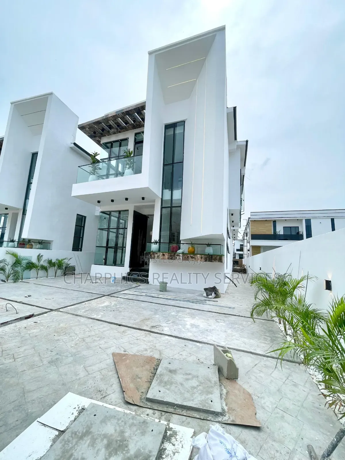 5bdrm Duplex in Chevron for sale in Chevron